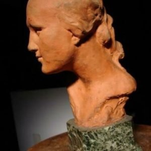 Terracotta hoofd, portret van jonge vrouw, gesigneerde & genummerde sculptuur van Jeanne Louise Milde, België, Brazilië Met groen marmeren sokkel, 35 cm hoog