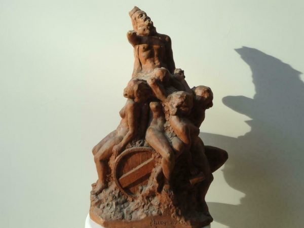 ANGELO HECQ °1901-1987, gesigneerd en 1929 gedateerd groot beeld, terracotta De koning drinkt, bacchanaal met veel vrouwelijke naakte bacchantes zittend en leunend op een wijnton