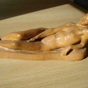 Terracotta sculptuur, gesigneerd liggend naakt van Maurice Jansegers