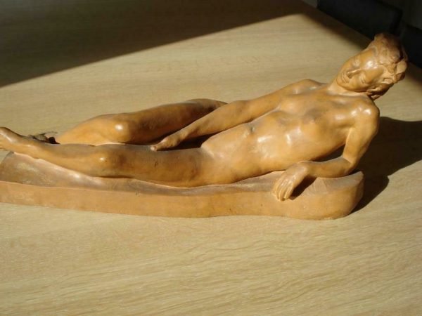 Terracotta sculptuur, gesigneerd liggend naakt van Maurice Jansegers