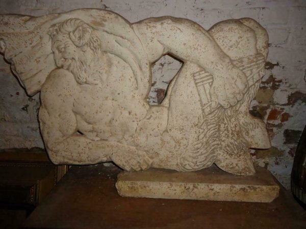 Bas-reliëf: studie in gips van 'Le satyre à la flute de Pan' Originele, authentieke sculptuur van Jean Dulac FRANCE. Gesigneerd, 83 x 57 cm.