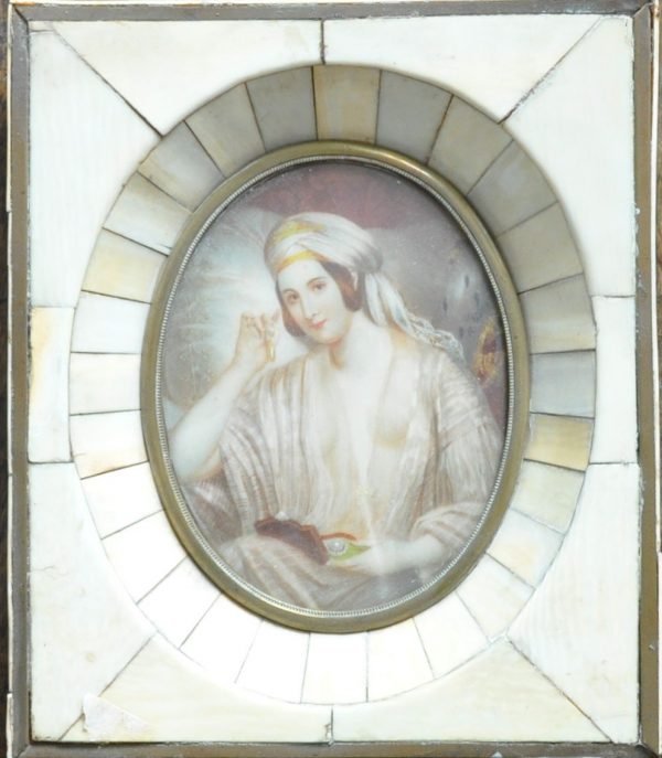 Odaliske, Medaillon met kader in ivoor  14/11,5 cm.