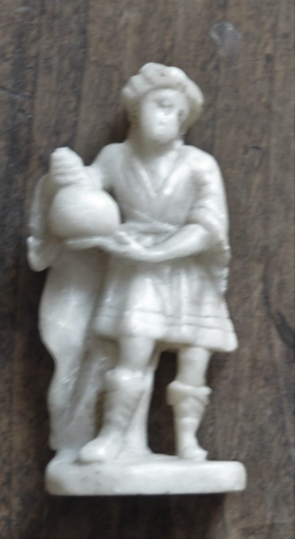 Een der Driekoningen,   albast H. 11 cm.
