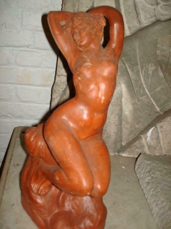 Gesigneerde terracotta sculptuur, zittend naakt, nu au rocher, baadster Louis Mascré, BXL, rond 18 cm