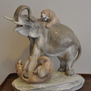 Olifant aangevallen door twee leeuwinnen, Austria, H. 49 cm.