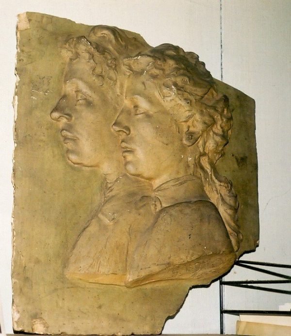 Profil des peintres Emma et Malvina De Vigne  Bas-relief en plâtre rose. 54/45 cm.  Gerard Vander Linden (1830-1911)