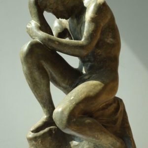 ‘De denker’, mannelijk zittend naakt. Niet gesigneerd antiek beeld,  sculpturale plaaster, originele studie/model van Jules Pierre Van Biesbroeck