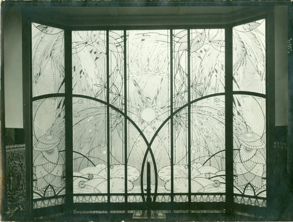 Grand vitrail en glace argentée et gravée au sable par Jeannin (Paris- Billencourt)
