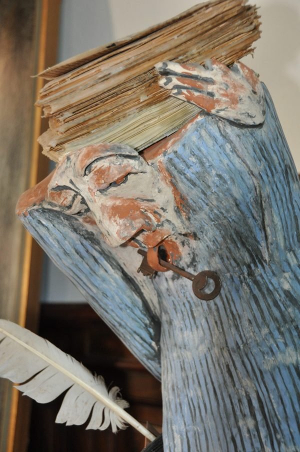 De Ambtenaar,  gebukt onder de dossiers,  terracotta, H. 80 cm. - Image 3