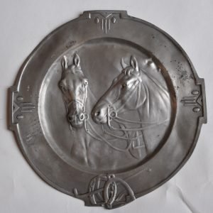 Schotel met paardenkoppen,  tin