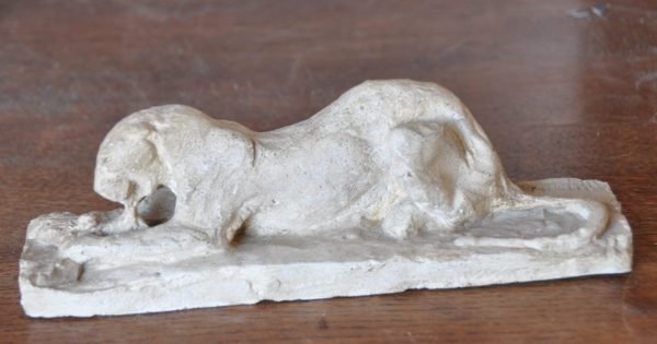 Oorspronkelijke, originele atelierplaaster, bozzetto, model voor lionne dévorante Gesigneerde sculptuur; L: 21 cm In zeer goede staat