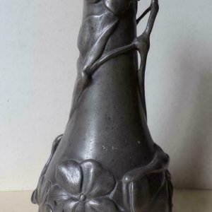 H. LUPPENS Art Nouveau tin, fin de siècle, ART NOUVEAU met motief van klaprozen, coquelicots. Gesigneerd werk van Vanzijpe, uitgevoerd door fondeur H. Luppens, BXL Tinnen kruik, pichet, étain d'art H: 24 cm