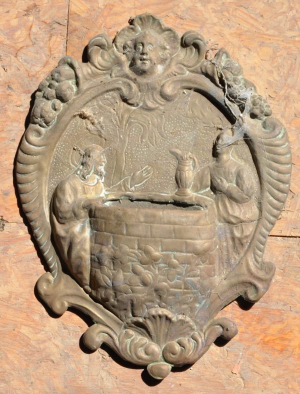 Wijwatervat in koper,  Christus en de Samaritaanse bij de waterput,  18de eeuw