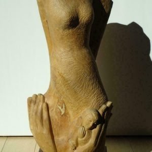 Grote sculptuur, taille directe in bleke houtsoort, fruithout. Moederschap, gesigneerd werk, uiteraard enig exemplaar van Mariette Coppens, Antwerpen. H: 80 cm
