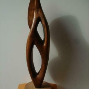 abstract houten beeld, taille directe in tropisch hardhout, Congo hout Enig exemplaar, rechtstreeks gebeeldhouwd uit één groot blok hout.  Jaren '50; modernisme  Gesigneerd werk van Adolphe Daenen °1921-2012, Seraing bij Luik Mooi gladde afwerking H rond 1 meter