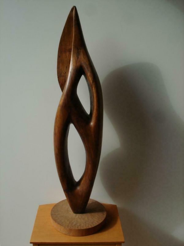 abstract houten beeld, taille directe in tropisch hardhout, Congo hout Enig exemplaar, rechtstreeks gebeeldhouwd uit één groot blok hout.  Jaren '50; modernisme  Gesigneerd werk van Adolphe Daenen °1921-2012, Seraing bij Luik Mooi gladde afwerking H rond 1 meter