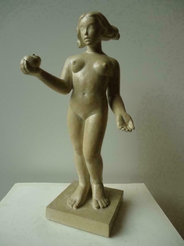 Staand vrouwelijk naakt met appel; de figuur van EVA (Pomona). Gesigneerde zware sculpturale plaaster van Adolphe Daenen, Luik enig exemplaar, pièce unique; Prachtige sculptuur in mooi afgewerkte patina, animisme. H: 56 cm, in excellente staat