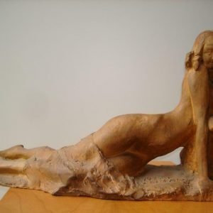 Gesigneerd beeld, enig exemplaar, met de hand gevormde sculptuur van M. D'Haveloose, Maldegem, BXL. Een beschadiging aan voet, L rond 30 cm