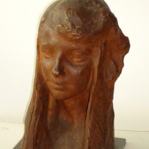 Enig exemplaar, met de hand gevormde terracotta sculptuur, gesigneerd beeld van Marnix D'Haveloose. Verfijnde buste, portret van een jonge vrouw. fijne breuklijn aan bovenzijde H: 35 cm