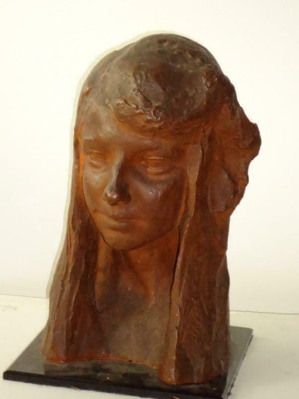 Enig exemplaar, met de hand gevormde terracotta sculptuur, gesigneerd beeld van Marnix D'Haveloose. Verfijnde buste, portret van een jonge vrouw. fijne breuklijn aan bovenzijde H: 35 cm