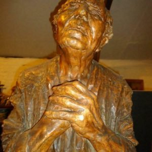Gustave VAN DEN MEERSCHE °1891-1970 Gent 80 cm Origineel model, sculpturale zware plaaster 'Oude blinde man' , smekende figuur ook  'Le suppliant', genoemd. Gesigneerd en 1916 gedateerd authentiek werk van Gustave Van Den Meersche. Krachtig beeld, sterke expressie, smekende oude blinde man. Gepatineerde zware sculpturale plaaster, rond 80 cm hoogte in zeer goede staat, enkele normale randschilferingen van de patina, cfr leeftijd en materie, geen structurele beschadiging