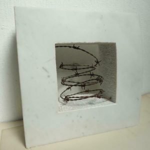 moderne sculptuur, gesigneerd en 1999 gedateerd werk van Karel Van Roy, Beernem. Gebeeldhouwde marmer, taille directe, enig exemplaar, 30 x 30 cm