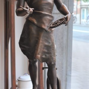 Le Travail, par Faure de Brouss, Zamac, h. 72 cm.