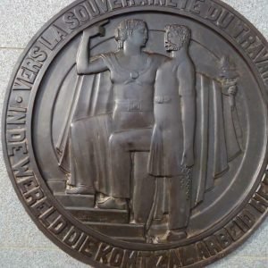 Grote plaat, originele matrix voor het slaan van de kleinere medailles, 1935. Diameter 57 cm, gesigneerde Ernest Wijnants, Mechelen. 'In de wereld die komt zal arbeid heerschen'/ 'Vers la souverainité du travail' Opdrachtgever: Belgische Werkliedenpartij, Parti Ouvrier Belge (later SP) Zware ijzeren gedenkplaat.