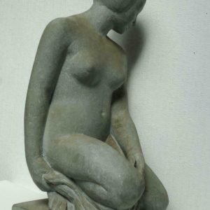 Zittende figuur, vrouwelijk naakt van Adolphe Daenen °1921-2012, Seraing, Luik Gesigneerd. Uniek exemplaar, zwaar beeld composietsteen  in excellente staat H: 64 cm