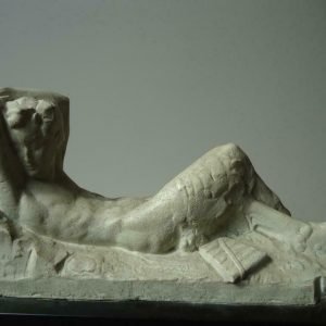VICTOR DEMANET °1895-1964, zware sculpturale stucco, liggende sater, faun met panfluit. Gesigneerd, zwart marmer sokkel lengte: 59 cm Hoogte met sokkel: 28 cm