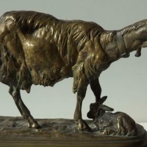 Emmanuel Frémiet °1824-1910, Paris. 'Chèvre et son petit', geit met haar jong, antieke brons, negentiende eeuws beeld. Gepolierd brons, prachtig door leeftijd verweerde patina, fonte d'édition ancienne, zeer kwaliteitsvol gegoten met superieur uitgewerkte details, zie ook de detailfoto's. In excellente staat, B: 28 cm hoogte zonder sokkel: 18 cm Groen marmer sokkel van latere datum.