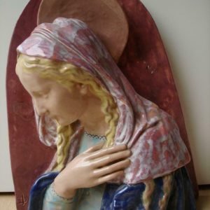 Grote keramiek, prachtig geglazuurd aardewerk in zacht gevlekte kleuren, fijn gespikkeld (mottled) glaze. Zware terracotta, gesigneerd vooraan met zijn monogram, Domien Ingels °1881-1946, op rugzijde gestempeld 'Made in Belgium'. H: 46 cm, B: 39 cm