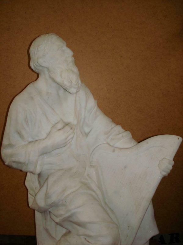 Gesigneerde grote marmer, witte Carrara, uiteraard enig exemplaar, taille directe, Pierre Theunis °1883-1950  Koning David met de harp, Koning der Joden, Israël, Oud Testament. H: 73 cm, in excellente staat