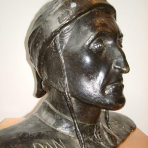 Antieke buste naar een Renaissance beeld van Dante, opening in de kap. Krachtige portretbuste van Dante Alighieri De sculptuur is een 19de eeuwse Italiaanse geut van superieure kwaliteit en géén latere replica, het brons zeer fijn gegoten zonder naden (cire perdue), zeer veel detail, oude verweerde patina. gesigneerd: G. Sommer Napoli 'Grand Tour' 19de eeuwse sculptuur. H: rond 35 cm