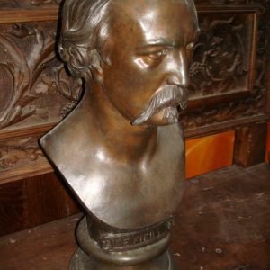 Bronzen buste, ZELFPORTRET van Edouard Fiers, beeldhouwer Ieper. In de collectie van het stedelijk museum Ieper, afgebeeld op de cover van het naslagwerk over Fiers. Deze buste werd door Fiers zelf geschonken aan Gustave Jambers, dédicace ,signatuur en cachet fondeur PETERMANN, BXL H: 57 CM, zeer goede staat