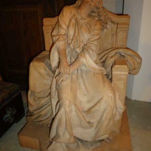 Grote terracotta sculptuur, gesigneerde authentieke Adolphe Maubach, Frans XIX° eeuws beeldhouwer.  Museaal werk. Circa 1850, terre-cuite, enig exemplaar. Jonge vrouw in vertwijfelde pose, treurende figuur/pleurante. Zeer verfijnde compositie, het beeld in zeer goede, antieke staat cfr leeftijd en materie (een teen gebroken) H: 63,5 cm B: 45 cm