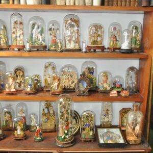 Collectie beeldjes in broodkruim